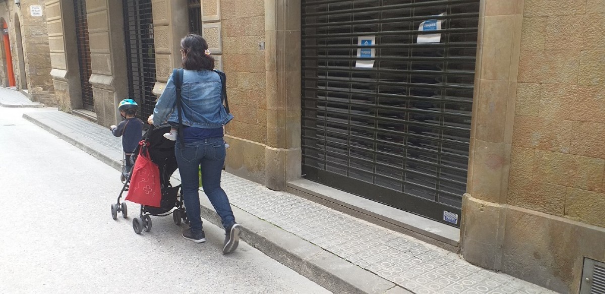 Pares passejant infants, a Sabadell