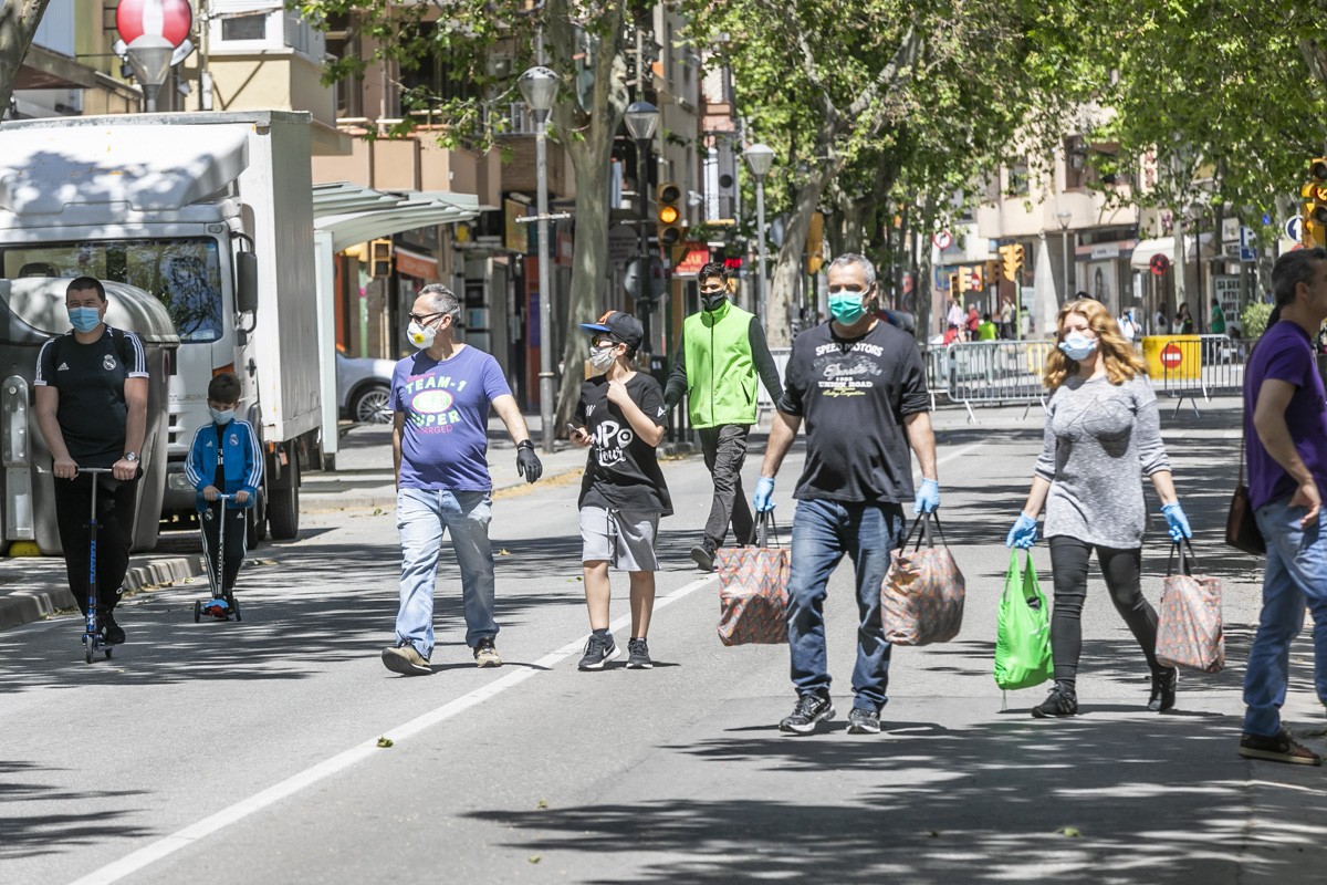 Els sabadellencs sortint a comprar, en bicicleta i a passejar amb els nous talls a la via pública
