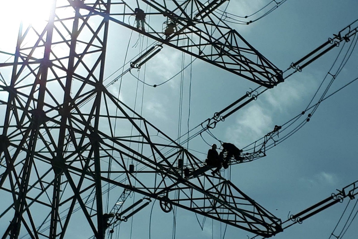 Operaris d'Endesa en una torre elèctrica