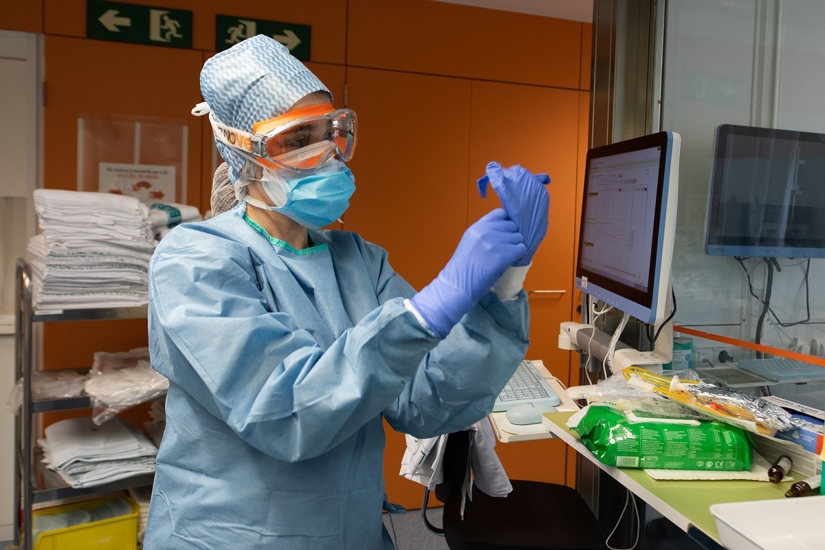 Una infermera es disposa a atendre pacients amb coronavirus