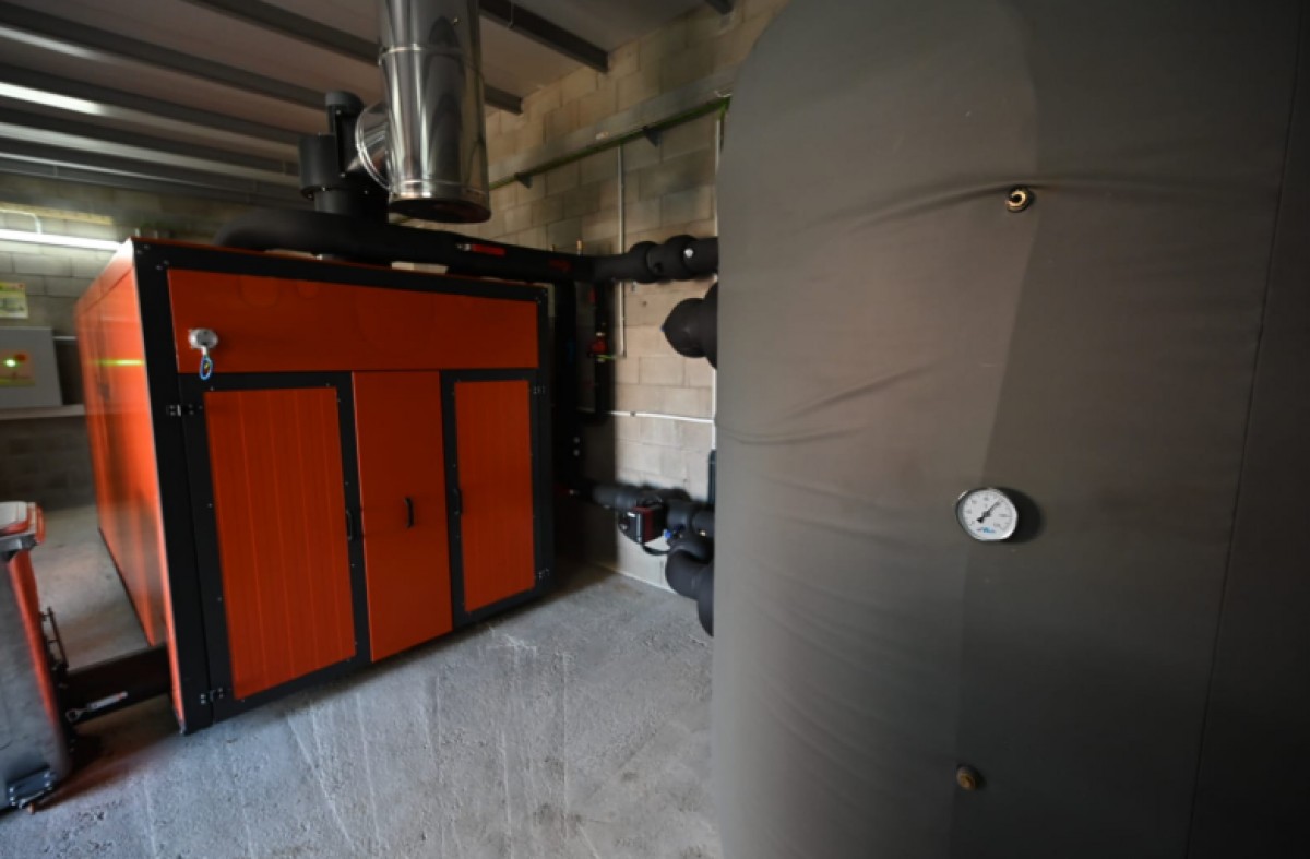 Imatges de la instal·lació de la xarxa de calor nord de biomassa de Granollers que ja va començar a funcionar el mes de febrer i que escalfa cinc equipaments