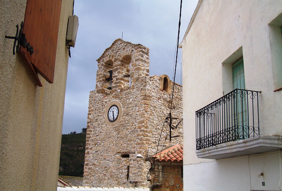 Vista del campanar de l'església de Sant Agustí, a Alfara de Carles