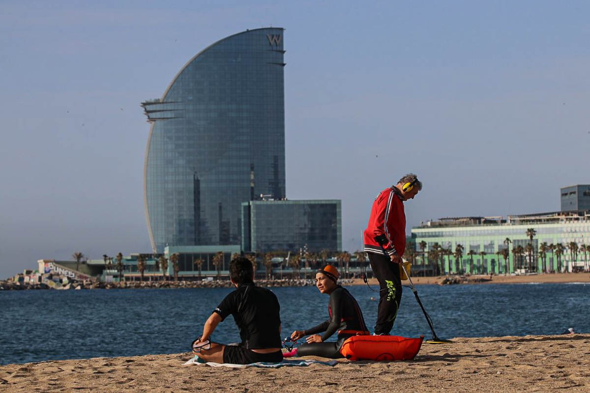 Imatge del primer dia de platges obertes a Barcelona per practicar‑hi esport.