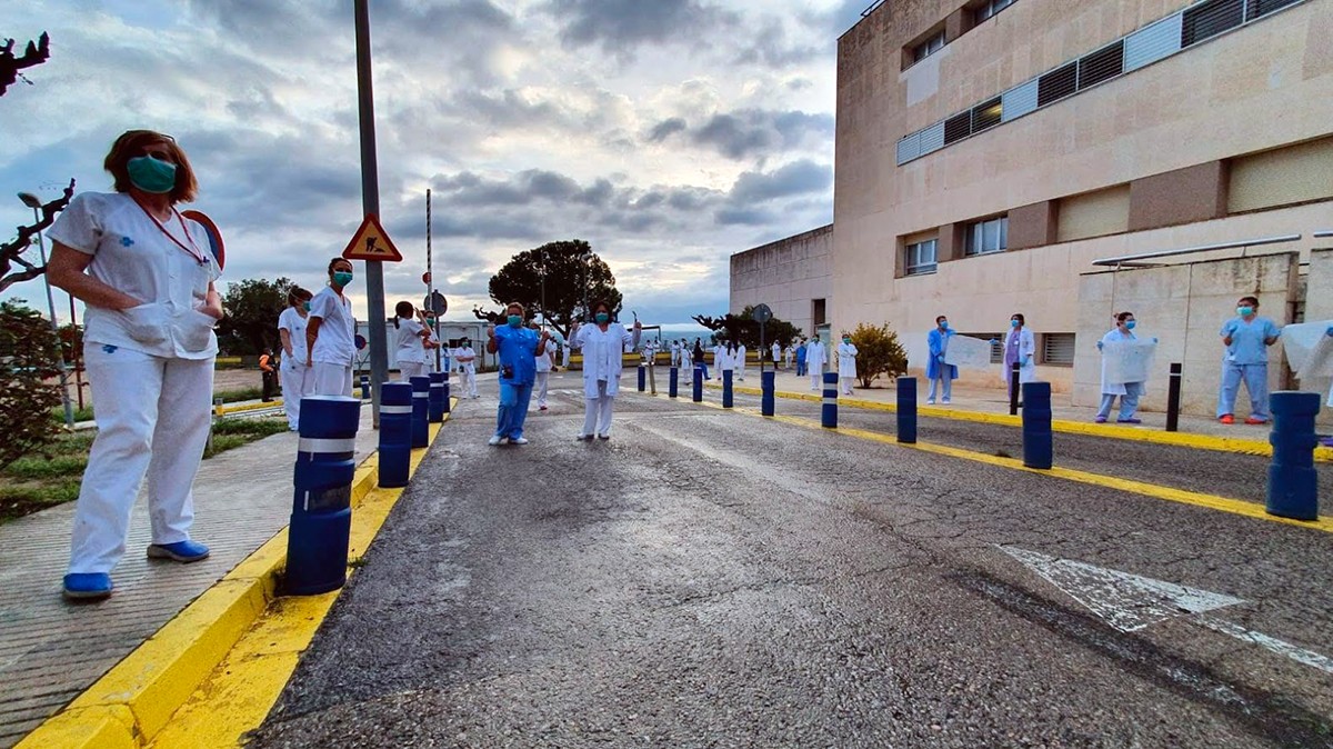 Homenatge entre sanitaris i cossos de seguretat, davant l'hospital de Tortosa, el passat 22 de març.