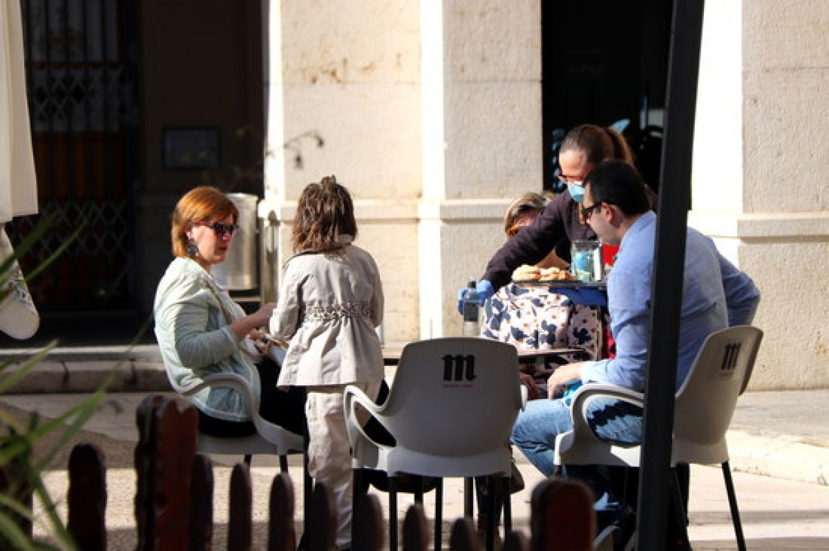 Pla general d'una cafeteria a la Plaça de l'Ajuntament de Tortosa