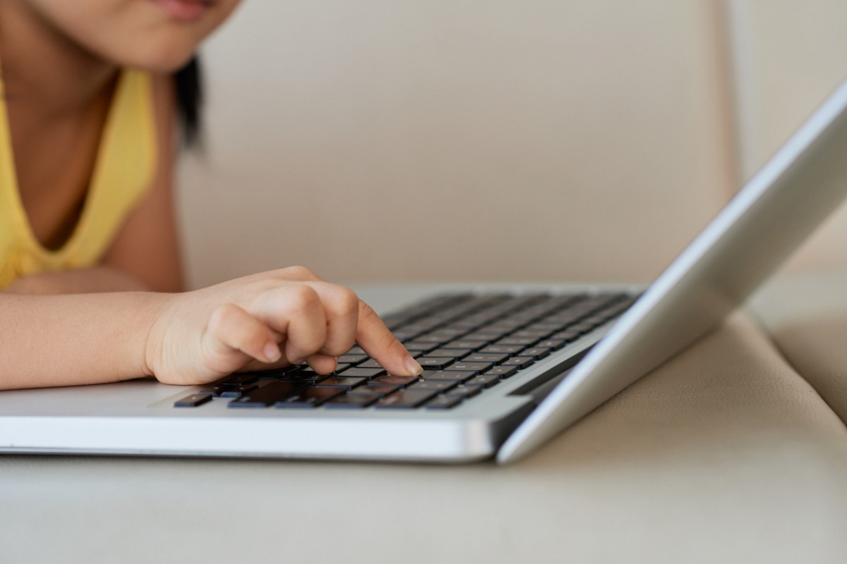 Una nena utilitzant un ordinador portàtil