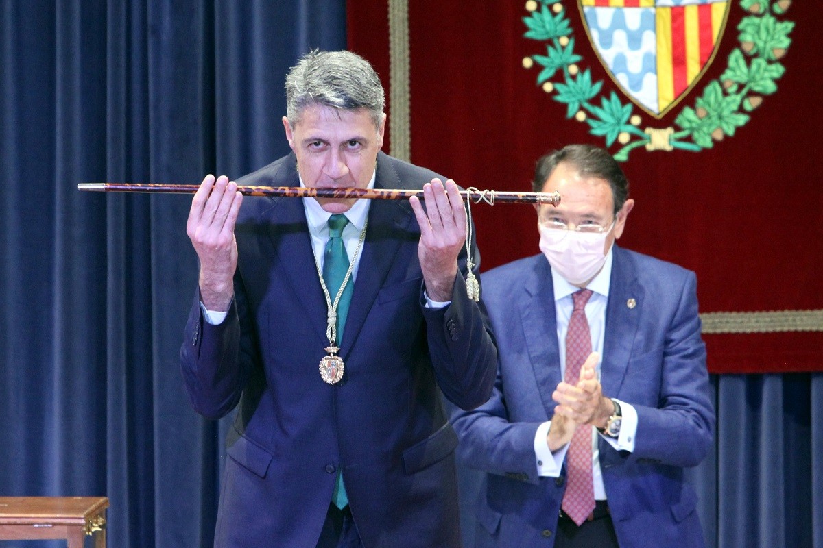 Albiol, amb la vara d'alcalde, el 12 de maig del 2020.