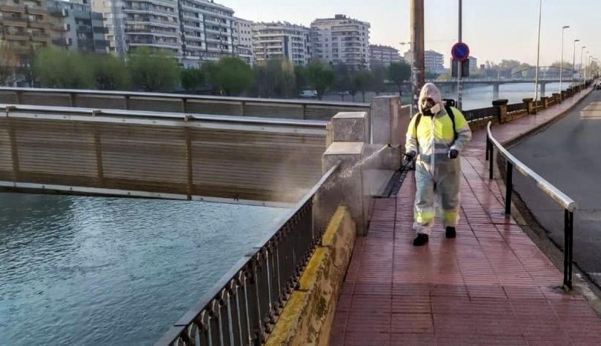 Un treballador desinfectant les baranes del riu