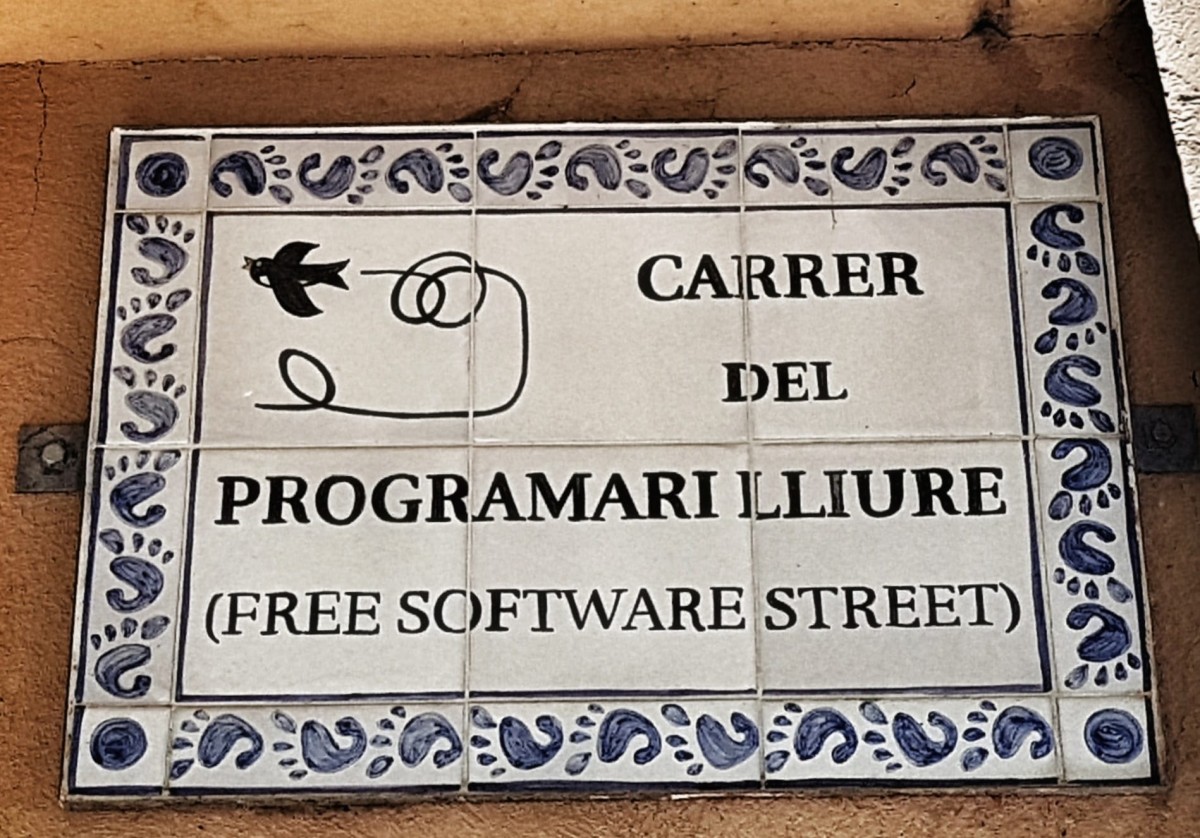 Foto de la placa del carrer del Programari Lliure.