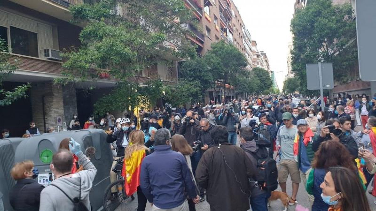 Desenes de persones se salten el confinament al barri de Salamanca.