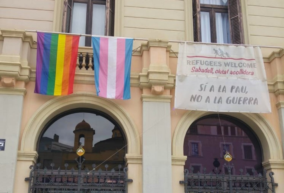 Bandera irisada i trans a la façana de l'Ajuntament de Sabadell 