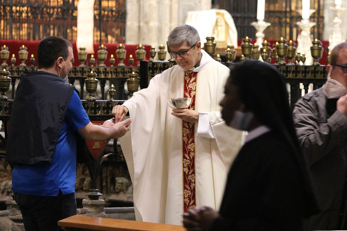 Moment de la comunió a la primera missa a la catedral de Barcelona després de dos mesos en què s'han suspès les celebracions per la pandèmia de la Covid-19.