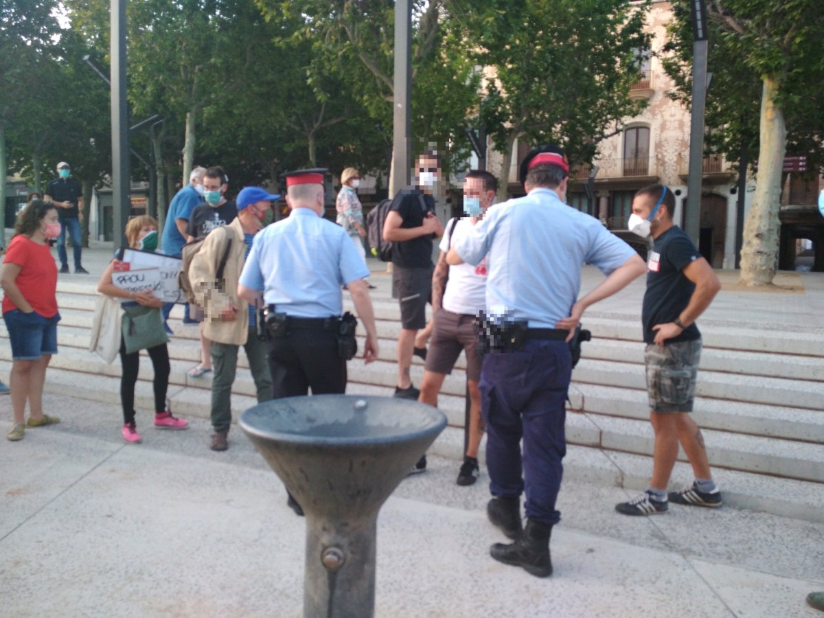 Agents del Mossos d'Esquadra identifiquen manifestants al Firal petit d'Olot.