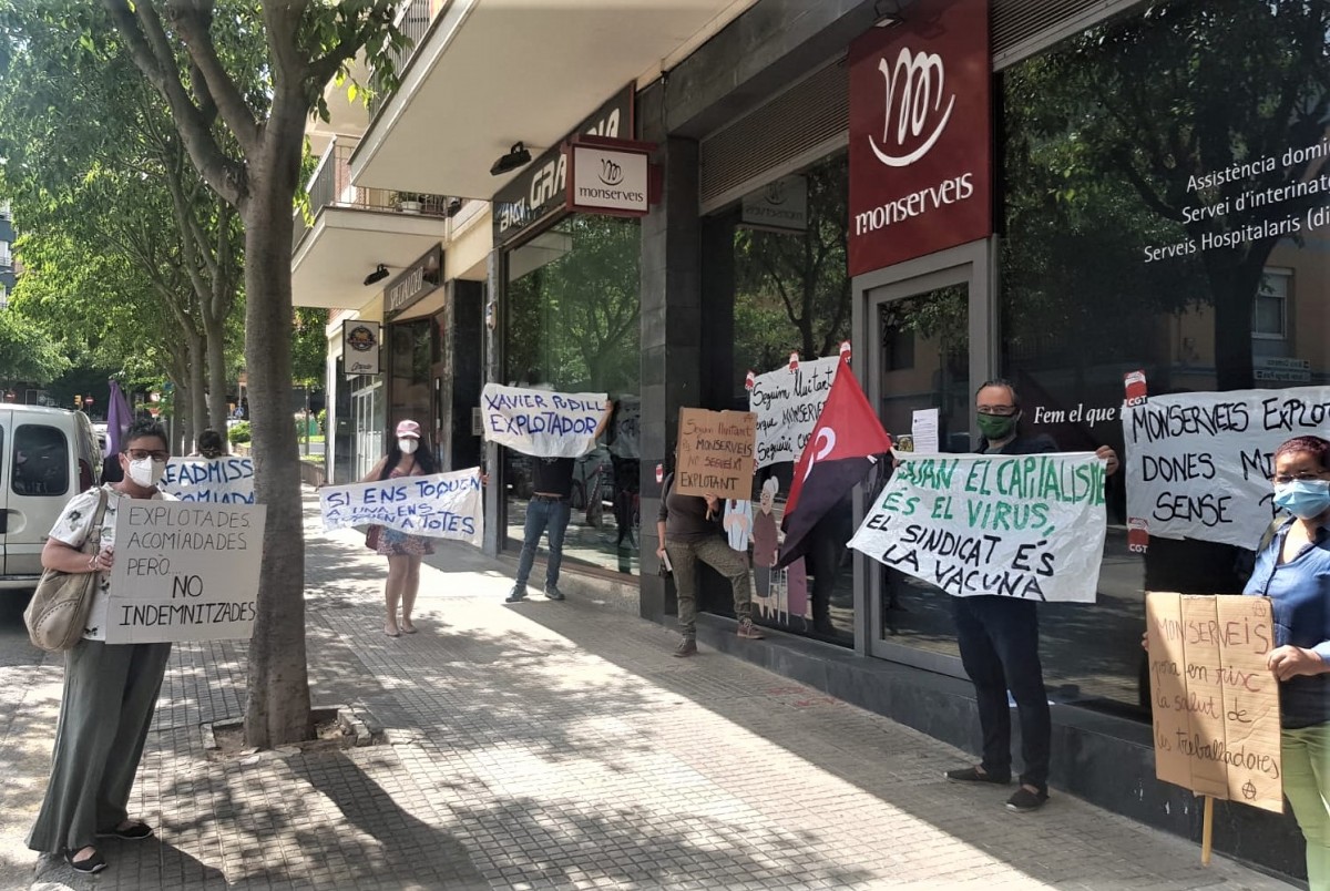 Treballadors protestant aquest mes de maig davant de la seu que Monserveis tenia a Berga