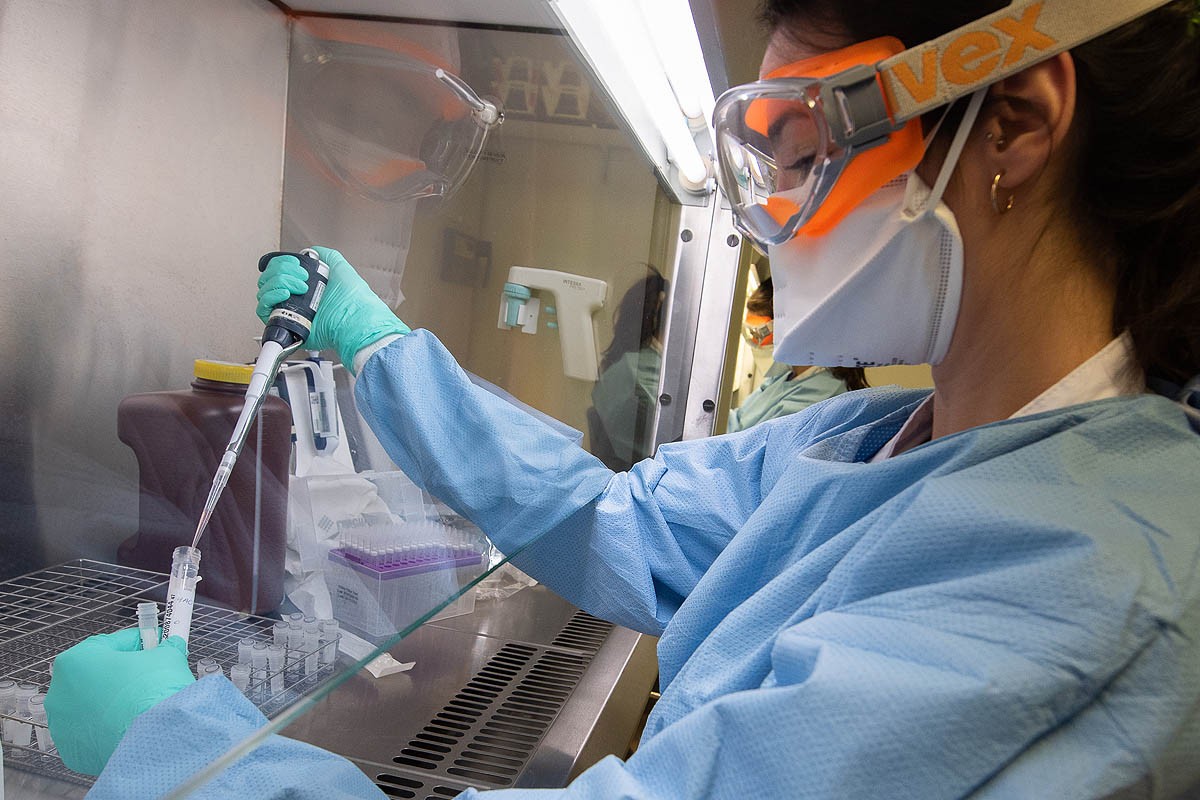 Una treballadora del laboratori de l'Hospital Clínic fent proves de coronavirus.