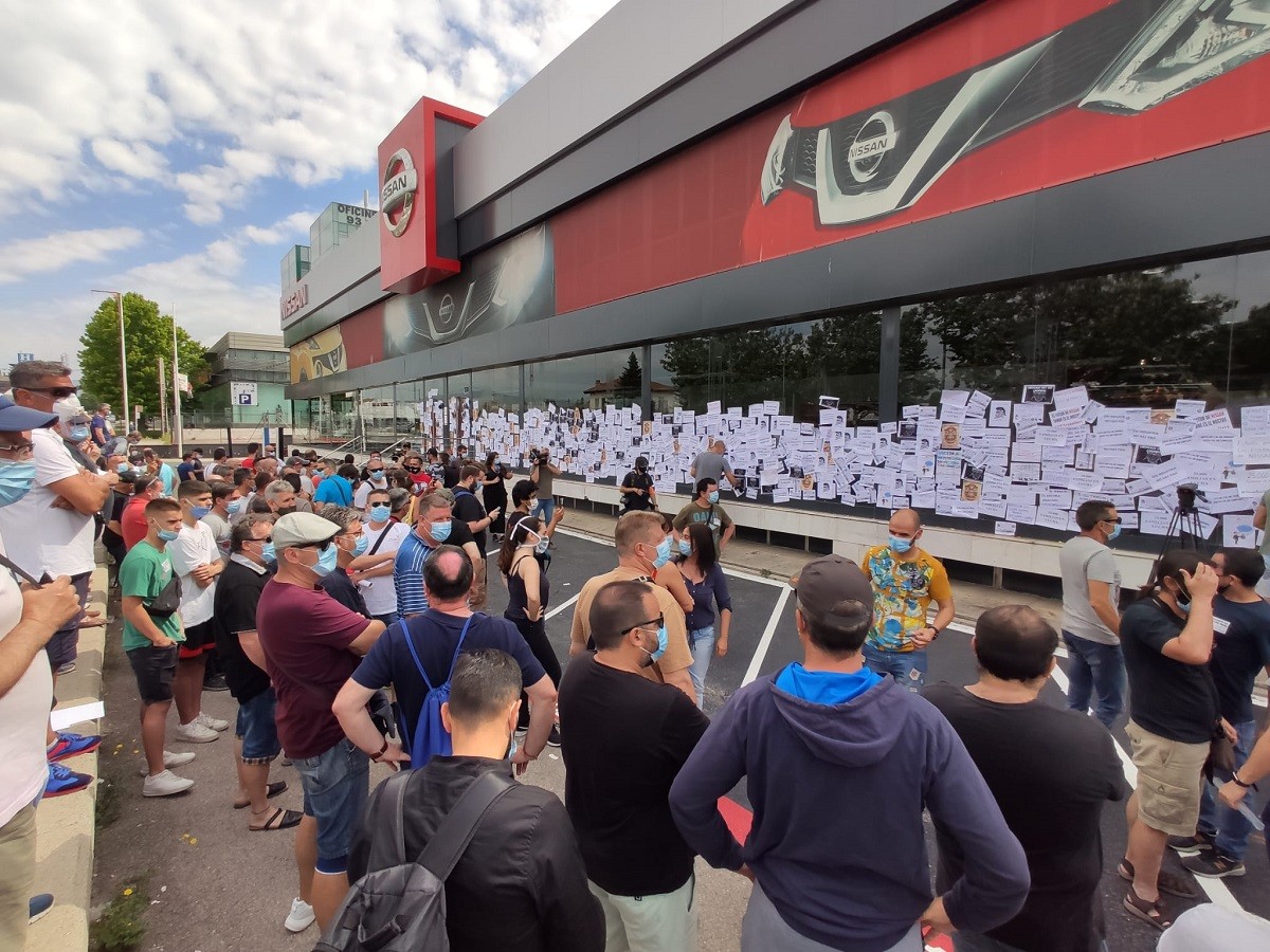 Protestes davant del concessionari de Nissan a Granollers