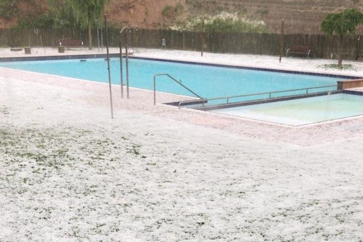 Terra completament blanc per la calamarsada a la piscina municipal d'Oló
