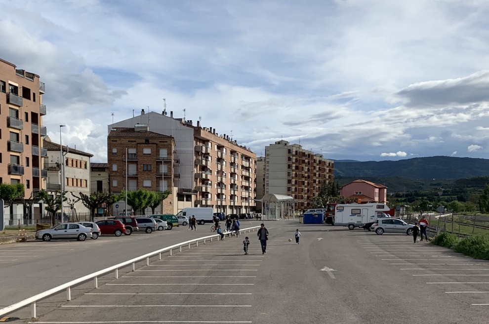 Infants jugant a la zona de l’Estació de Tremp durant el desconfinament