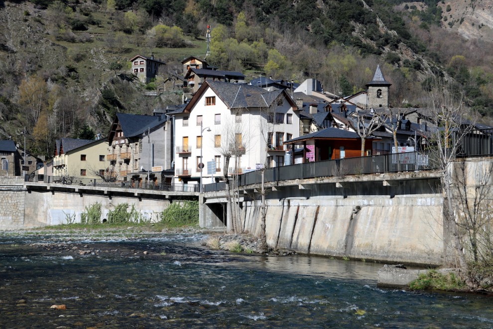 Llavorsí vol evitar que la vegetació a la llera del riu provoqui un tap al pont en direcció a la Vall de Cardós