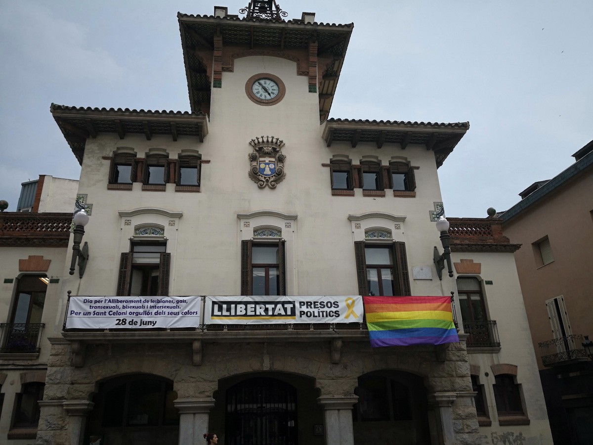 Bandera de l'arc de Sant Martí a la façana de l?Ajuntament de Sant Celoni