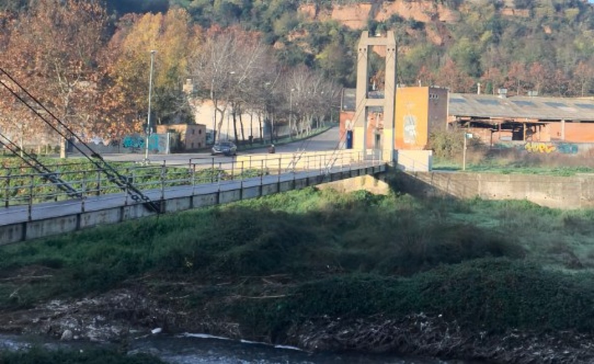 Una de les passarel·les sobre el riu Ripoll 