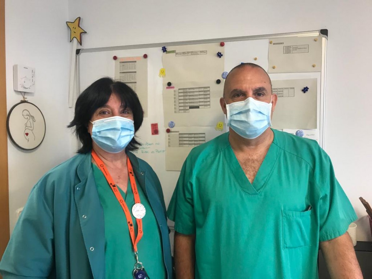 El Dr. Jordi Cassadó i la llevadora Gràcia Coll, de l'àrea de Ginecologia de l'hospital MútuaTerrassa.