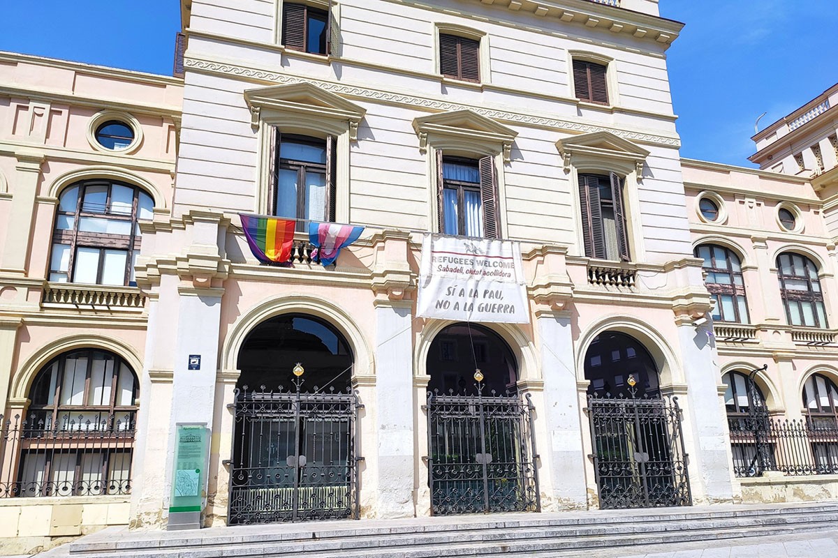 Les dues banderes penjades a la façana de l'Ajuntament de Sabadell 