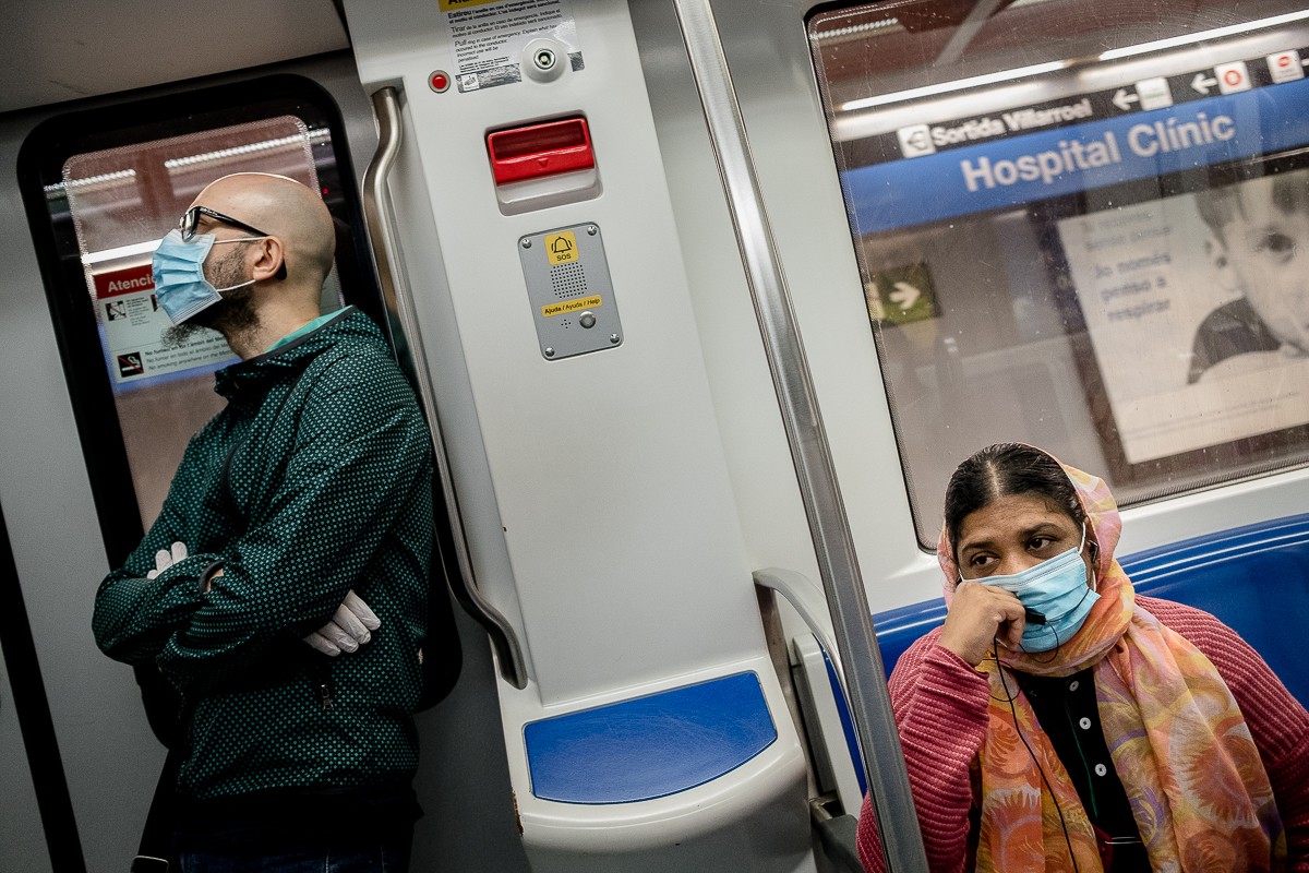 Passatgers amb mascareta al metro de Barcelona.