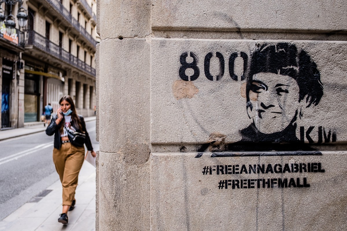 Un grafiti de suport a Anna Gabriel al centre de Barcelona.