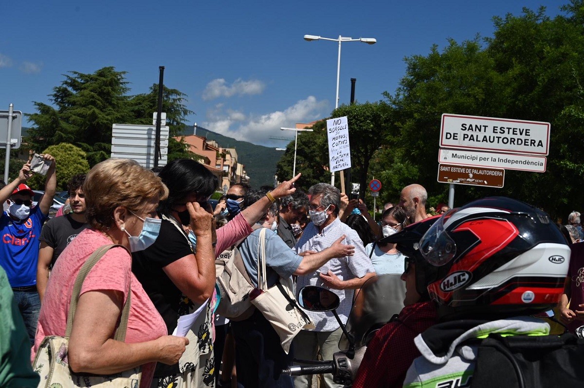 Manifestants contra la massificació del massí9s del Montseny donen informació a un motorista