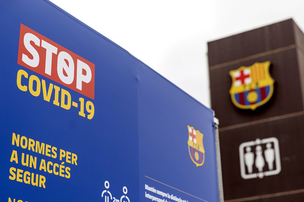 Un cartell amb les mesures de seguretat i higiene pel coronavirus a l'exterior del Camp Nou 