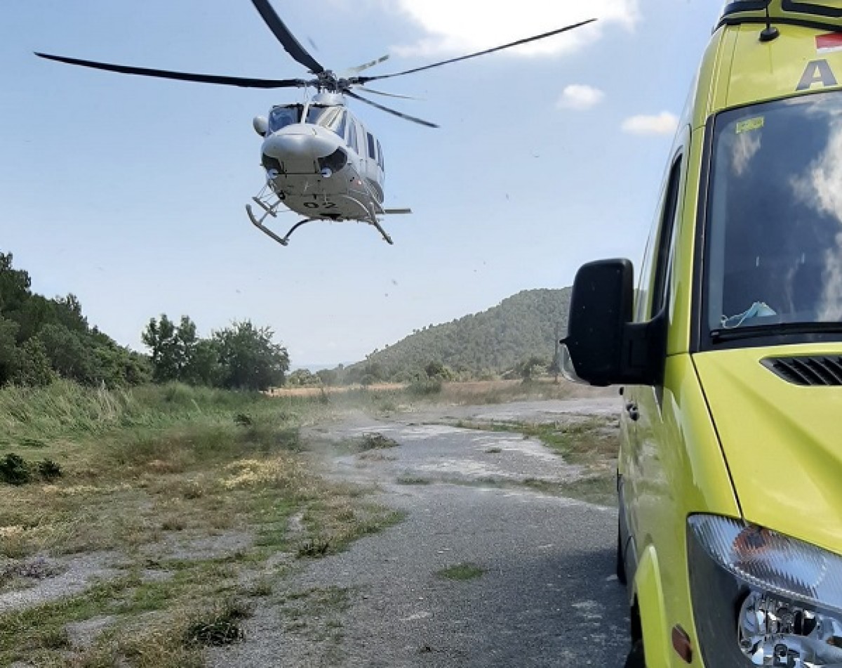 L'helicòpter del GRAE i l'ambulància del SEM, aquest dissabte a la zona dels fets.