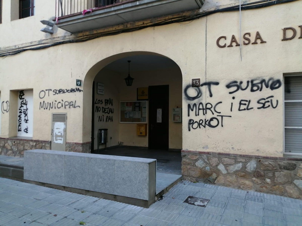 Pintades insultants a la façana de l'Ajuntament de Gualba