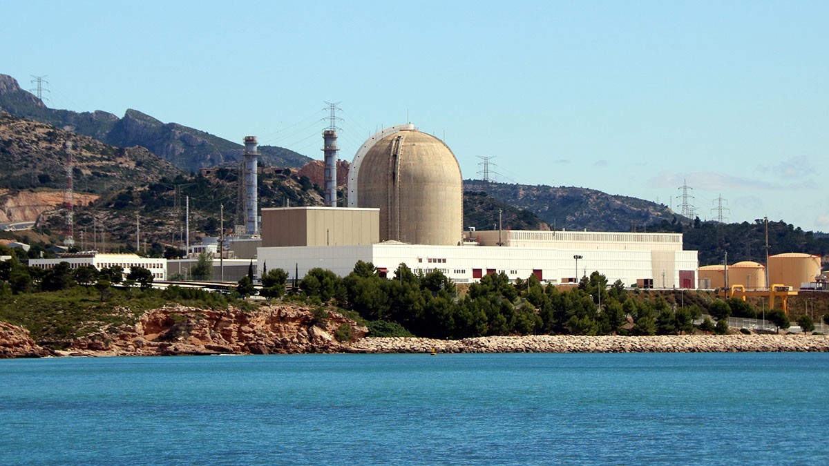 La central nuclear Vandellòs II des de la platja de l'Almadrava.