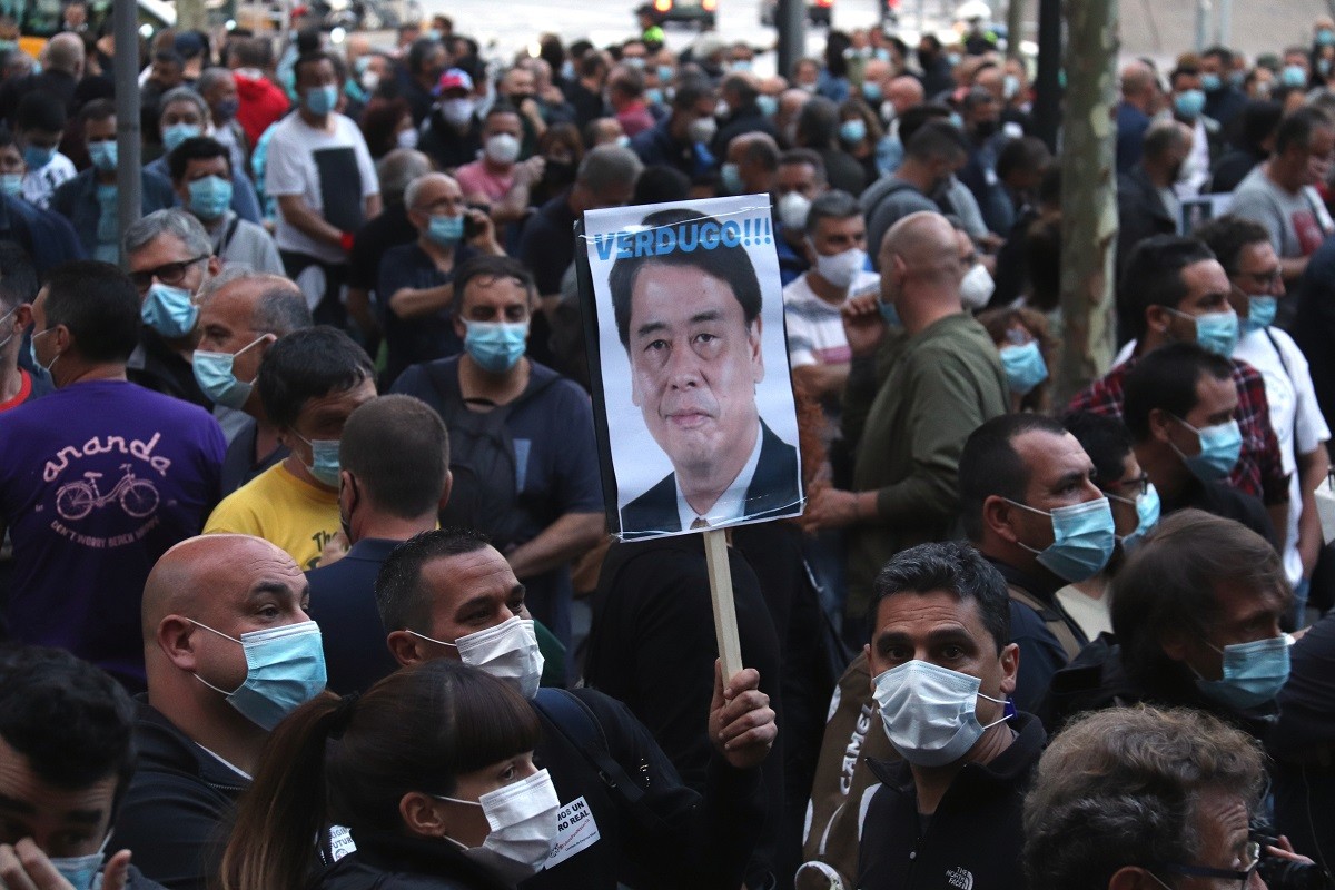 Manifestants amb un cartell amb la cara de Makoto Uchida, president de Nissan