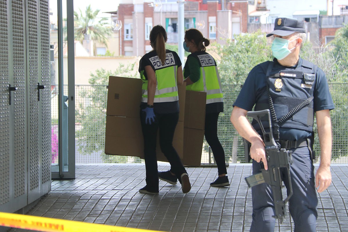 Operatiu policial durant el primer escorcoll al Consell Esportiu l'Hospitalet.