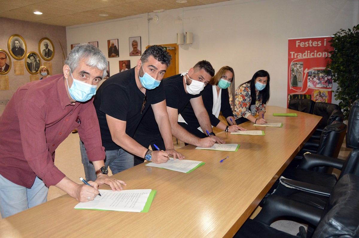 Representants dels grups municipals de Sant Vicenç signant el pacte