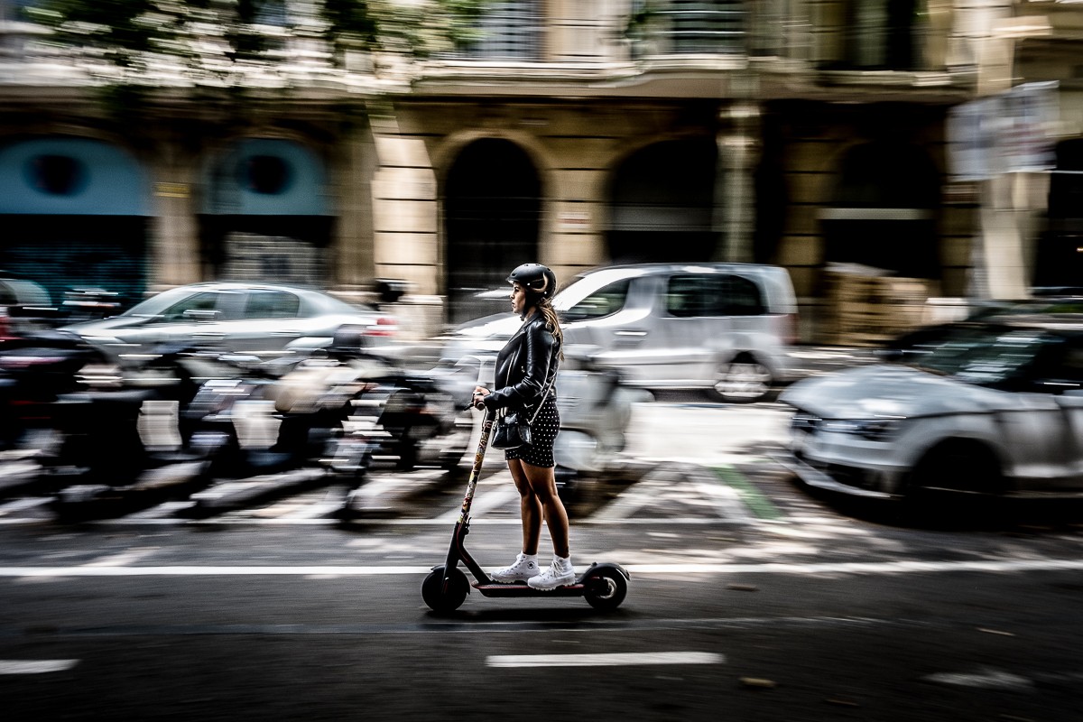 Una persona circula amb patinet per l'Eixample de Barcelona