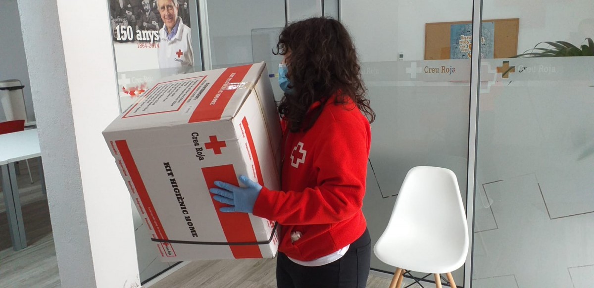 Una voluntària de Creu Roja a Llançà.