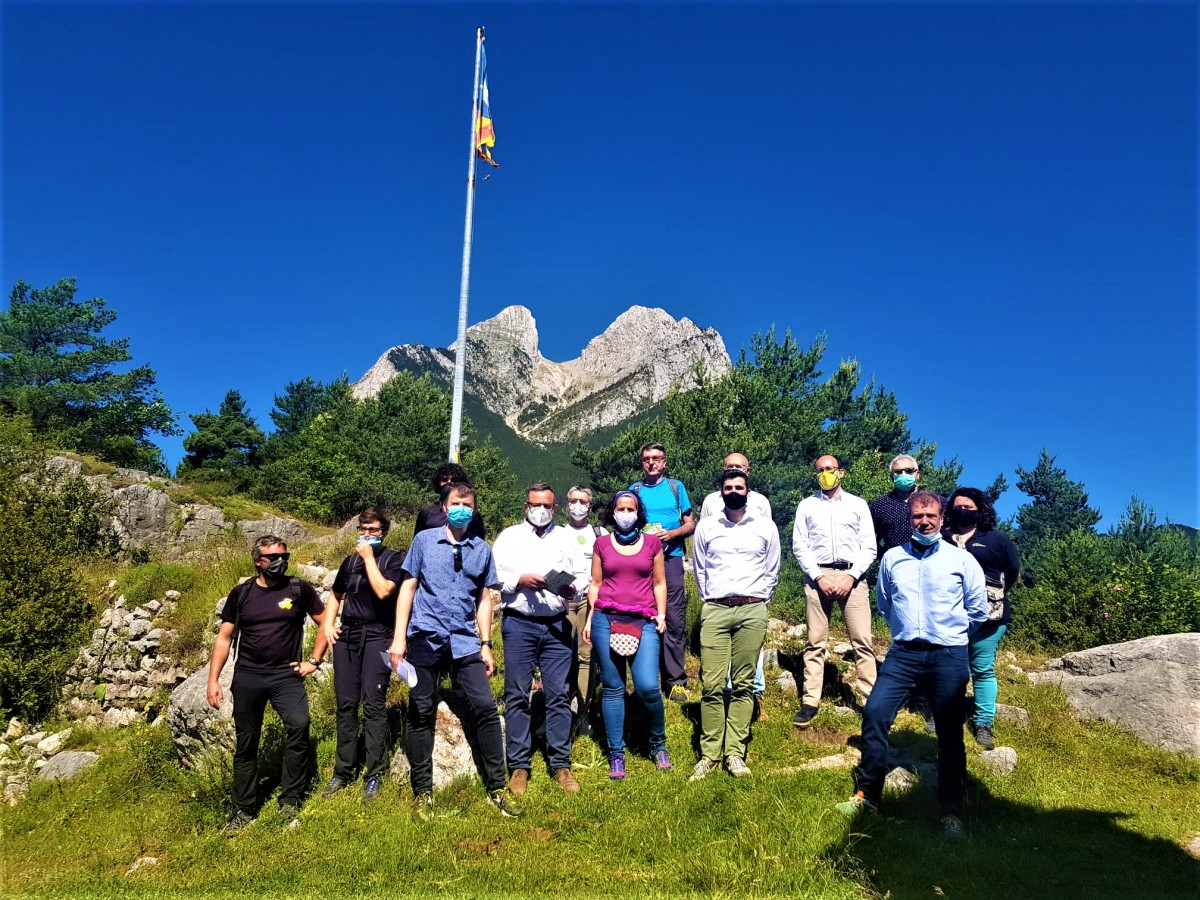 Fotografia de grup de la presentació dels Festivals de Senderisme dels Pirineus, als peus del Pedraforca.