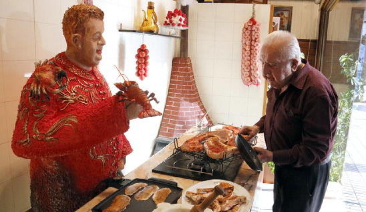 Lluís Muixí amb una reproducció del cuiner Chicote feta amb xocolata