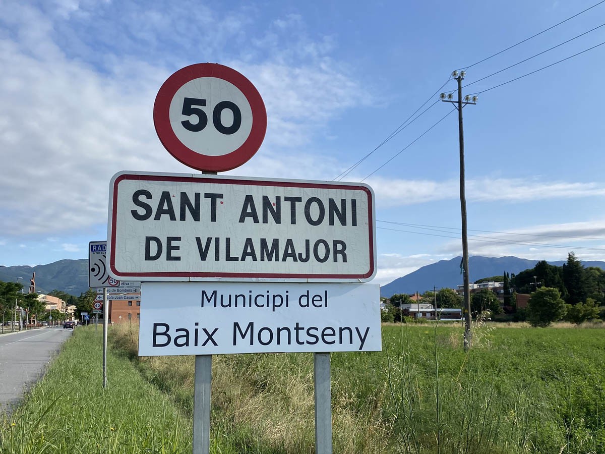 Cartell a una de les entrades de Sant Antoni de Vilamajor que l'identifica com a municipi del Baix Montseny