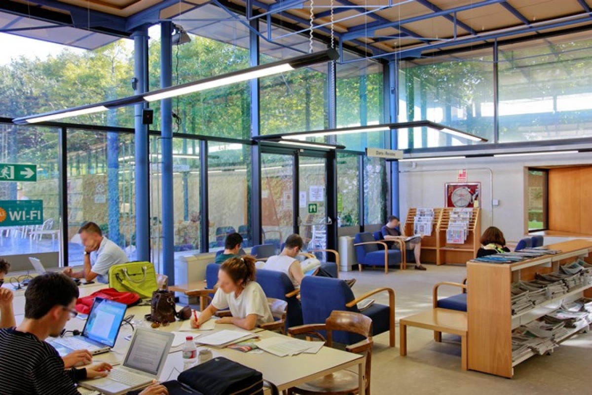 Imatge de l'interior de la biblioteca central Gabriel Ferrater