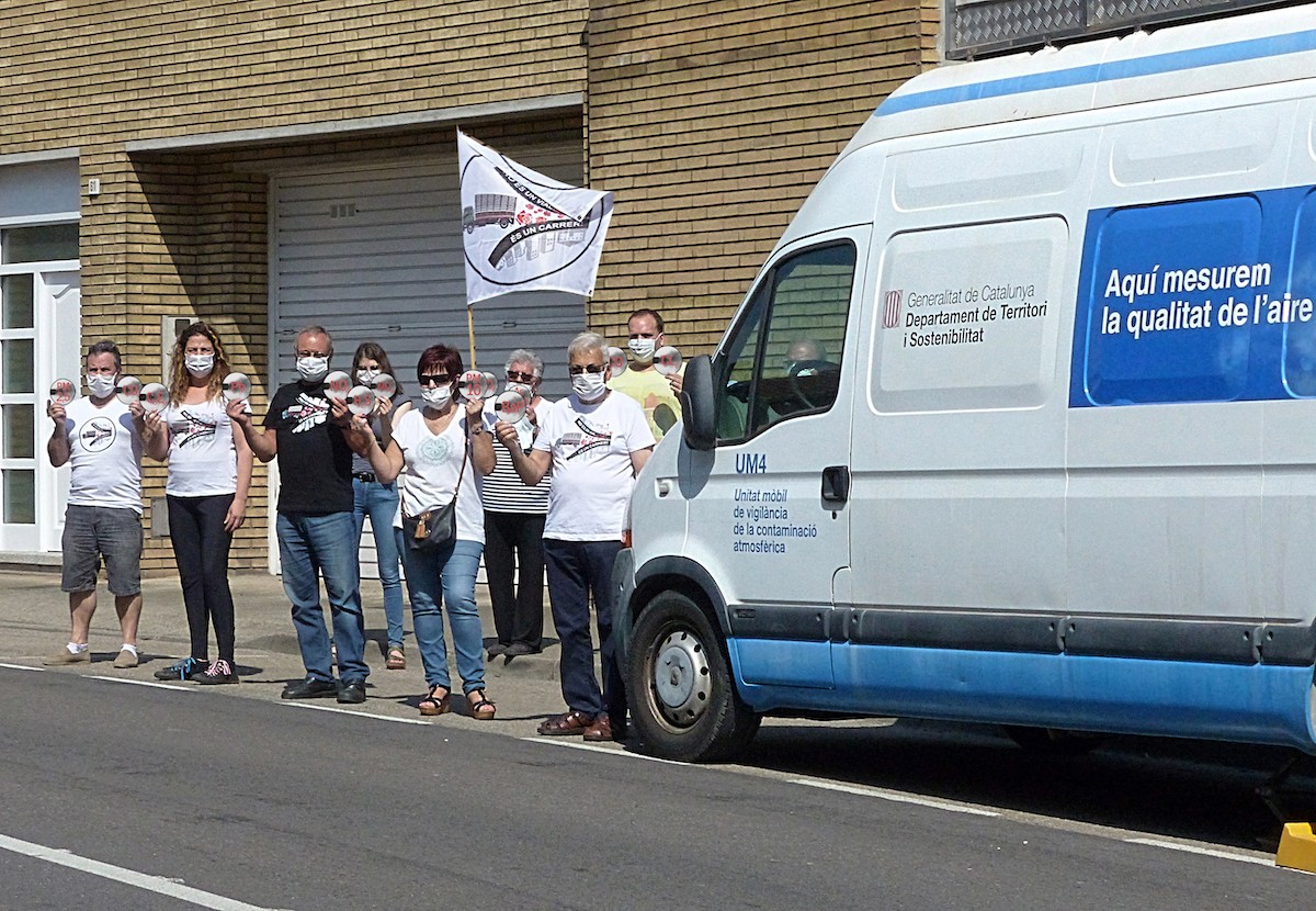 Membres de «No és un vial» al costat de la UM4 de Medi Ambient a l'avinguda Sant Jordi.