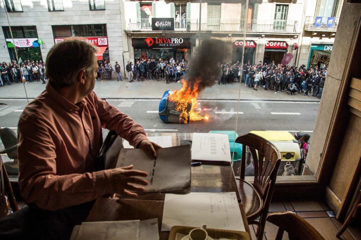 Un contenidor cremant durant la manifestació per exigir una rebaixa de les taxes universitàries l'any 2017