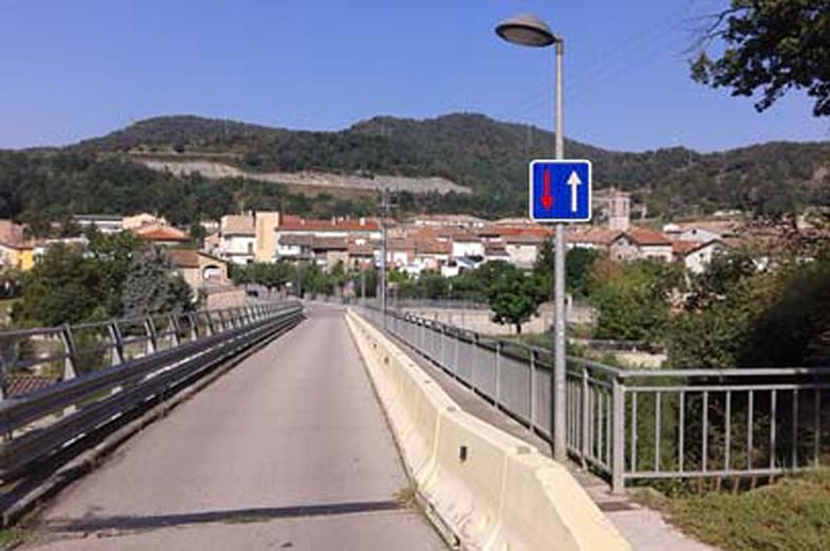 El pont d'accés al Parc del Castell de Montesquiu