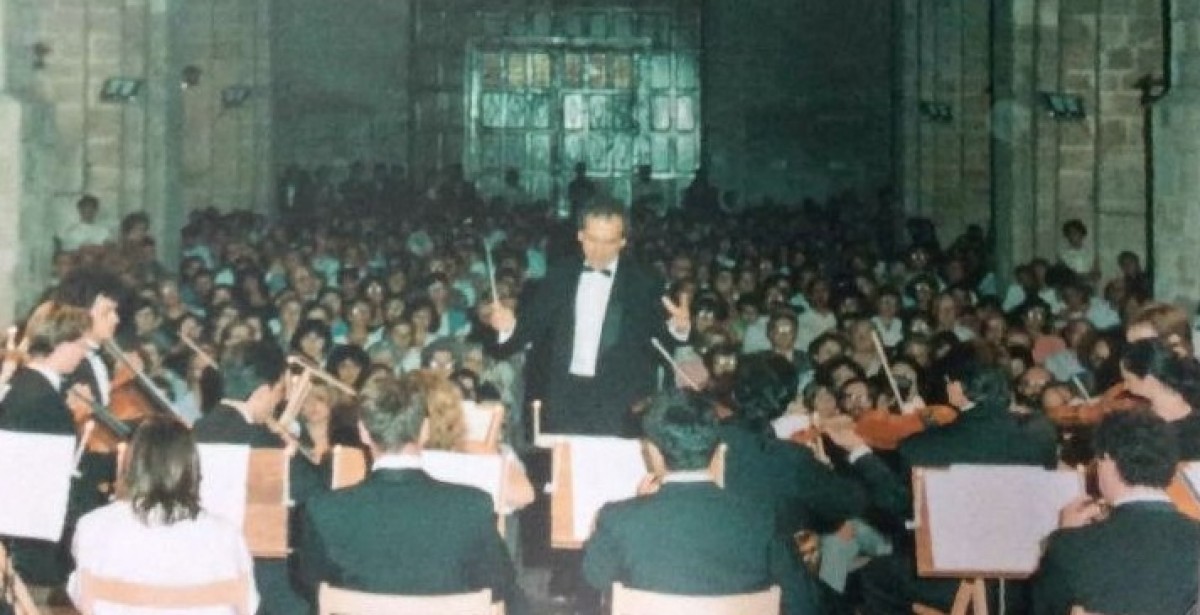 Imatge del primer concert de l'Orquestra Simfònica de Sant Cugat a l'interior del Monestir l'any 1990
