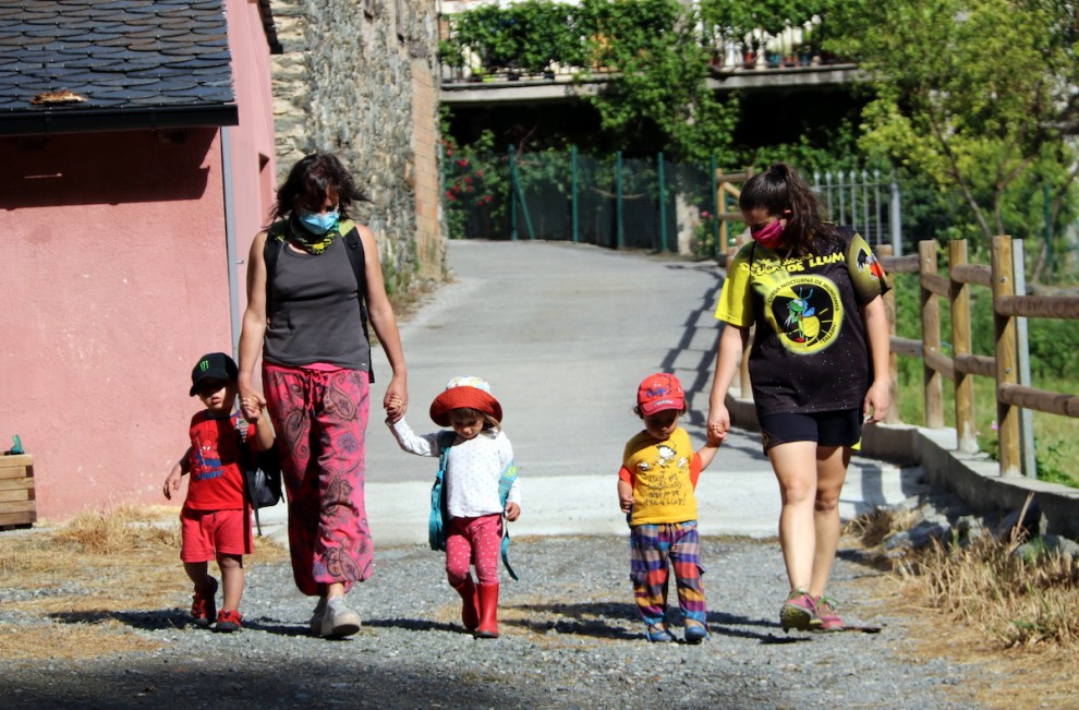 Les professores de la llar d'infants Els Malfargats de Rialp sortint d'excursió amb els petits