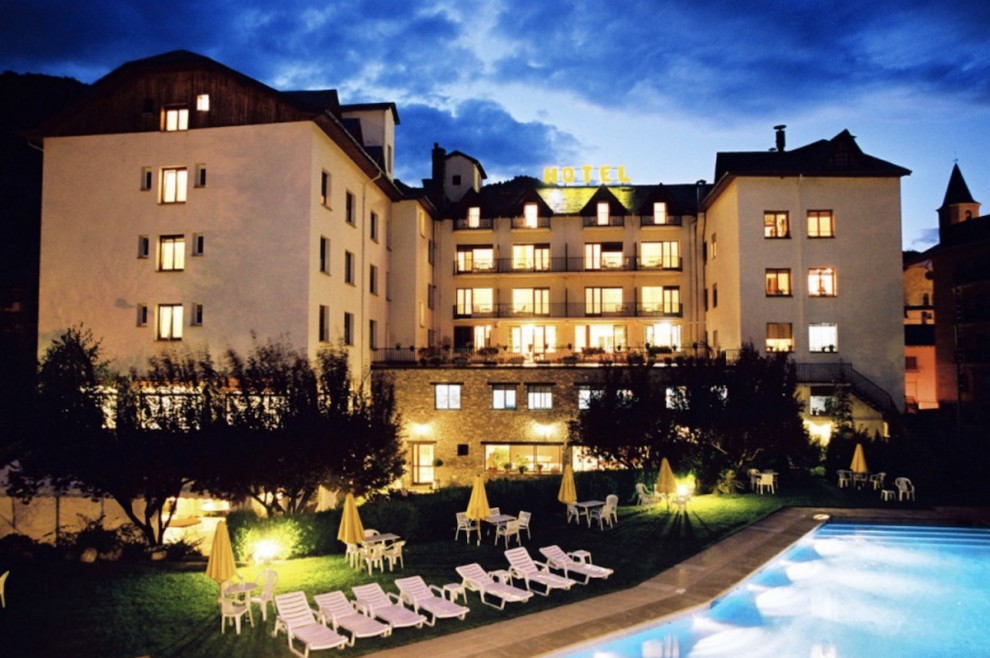 Imatge nocturna de l'Hotel Pessets, a Sort