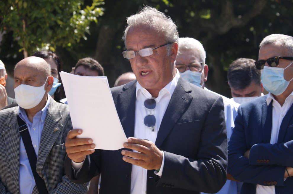 El president del Sobirà, Carles Isus, llegint el manifest a les portes del Parlament